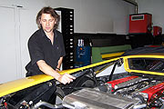 Conrad Gruber und ein gelber Lamborghini Diabolo, der gerade in Arbeit ist (©Foto: Marikka-Laila Maisel)
